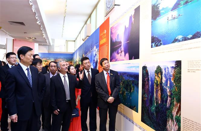 代表们参观该图片展。（图片来源：越通社）