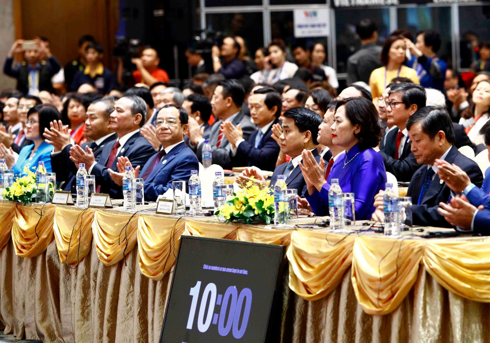 出席2017年APEC工商领导人峰会的代表们。（图片来源：越通社）