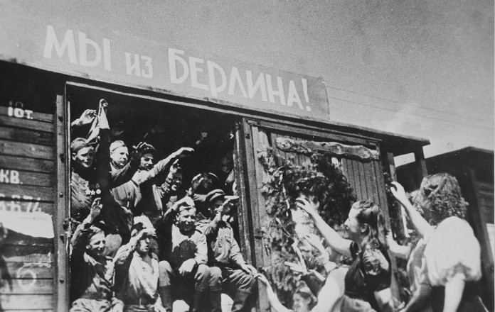 明斯克人民（白俄罗斯）欢迎苏联红军回国。（越通社资料图）