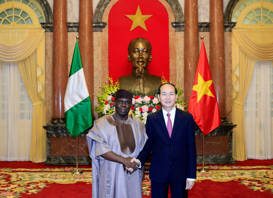 陈大光与尼日利亚大使。（图片来源：越通社）