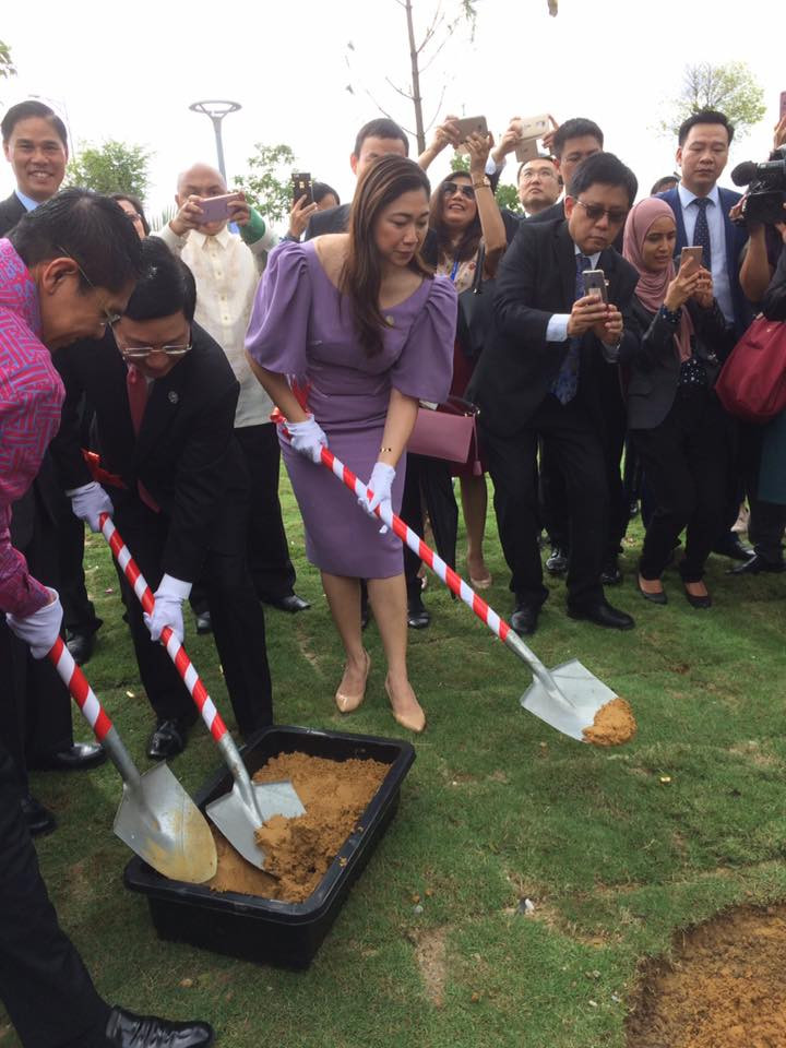 ​范平明同APEC各经济体官员在APEC公园植纪念树。（图片来源：越通社）