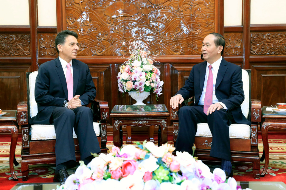 陈大光与希腊新任驻越大使。（图片来源:越通社）