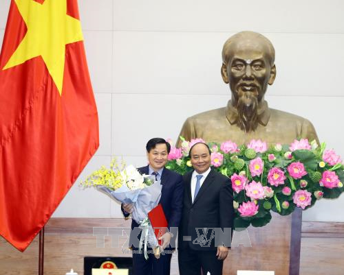 阮春福向政府监察总署总监察长黎明概赠送鲜花。（越通社记者 统一 摄）