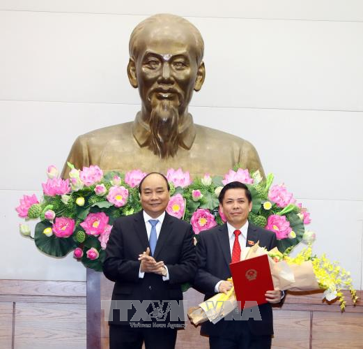 阮春福向交通运输部长阮文体授予岗位任命书。（越通社记者 统一 摄）