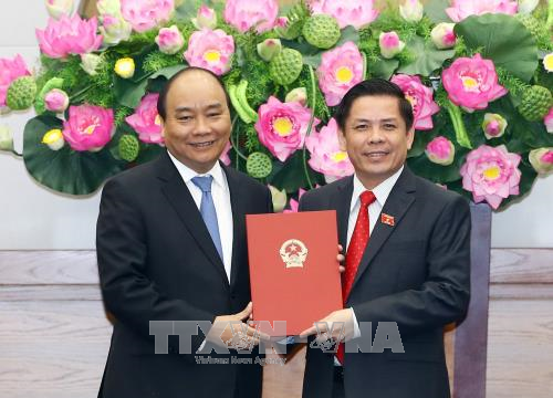 阮春福向交通运输部长阮文体赠送鲜花。（越通社记者 统一 摄）