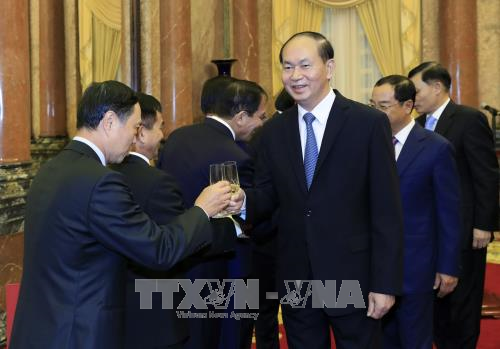 陈大光与各位代表。（图片来源：越通社）