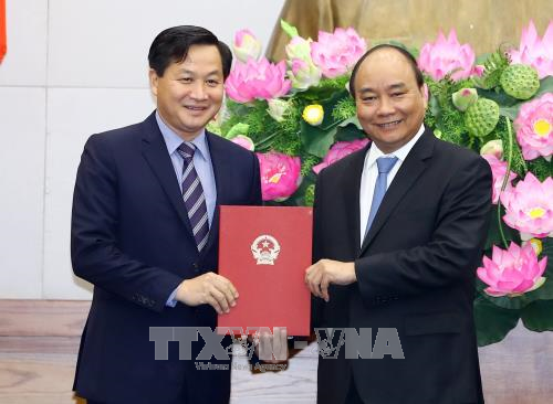 阮春福向政府监察总署总监察长黎明概授予岗位任命书。（越通社记者 统一 摄）