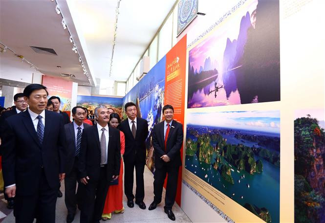 代表们参观该图片展。（图片来源：越通社）