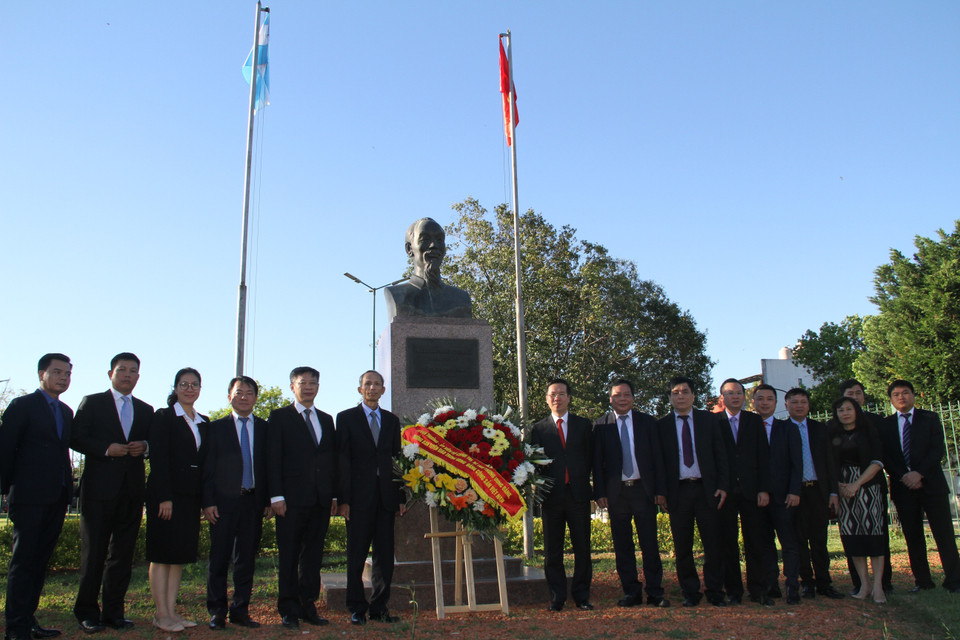  越共中央宣教部部长武文赏向阿根廷首都布宜诺斯艾利斯胡志明主席塑像敬献花圈。越通社记者 妙香 摄