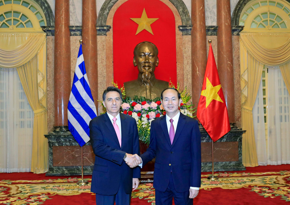 陈大光与希腊新任驻越大使。（图片来源:越通社）