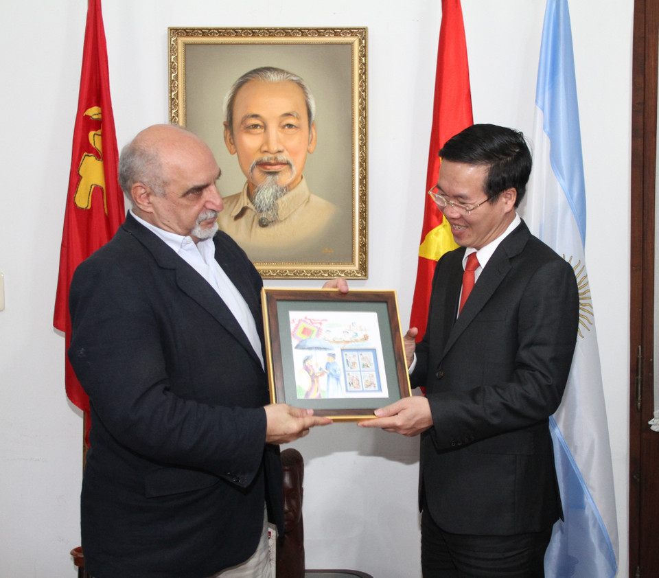  越共中央宣教部部长武文赏向阿根廷代表赠送礼物。越通社记者 妙香 摄