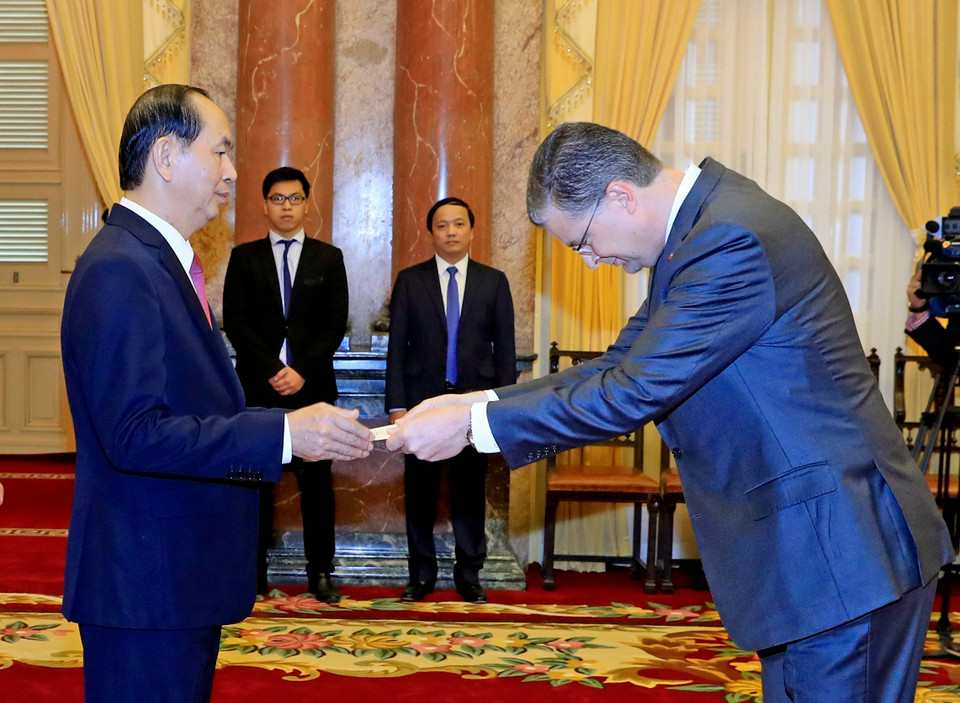 陈大光接受美国新任驻越特命全权大使丹尼尔·克里滕布林克（Daniel Kritenbrink）递交国书。（图片来源：越通社）