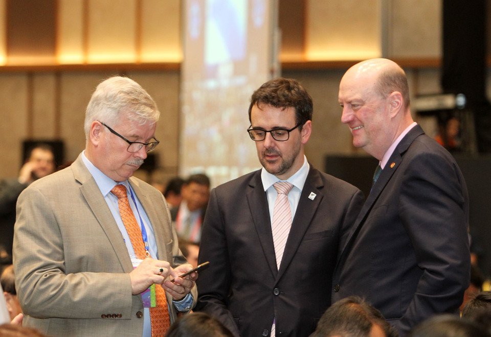 代表们在2017年APEC工商领导人峰会期间交换意见。（图片来源：越通社）