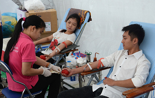 年轻人积极参加无偿献血活动。(图片来源：人民报) （完）