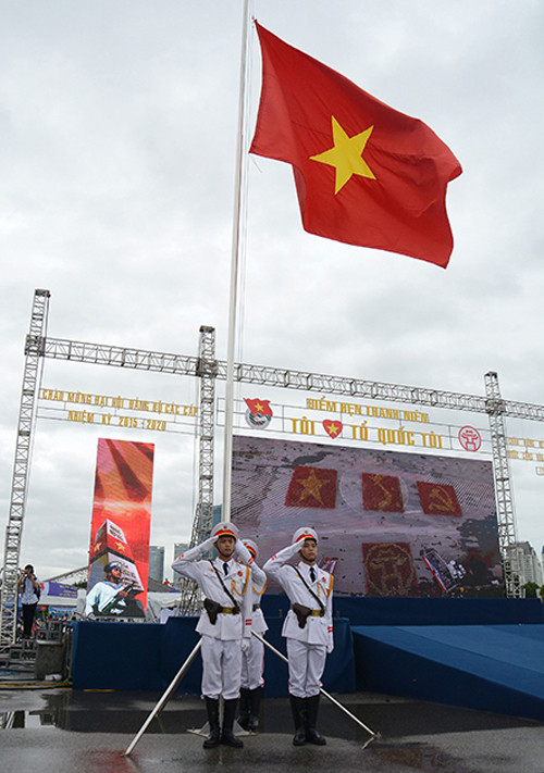 国旗升旗仪式。(图片来源：人民报)