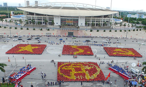年轻人拼出“国旗”、“越南地图”、“党旗”和“奎文阁”图形。(图片来源：人民报)