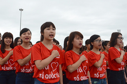 1.2万个年轻人同唱国歌。(图片来源：人民报)