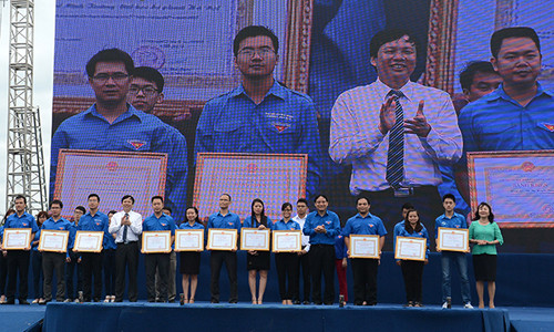 向参加2015年夏天青年志愿者服务活动的小组办法奖状。(图片来源：人民报)