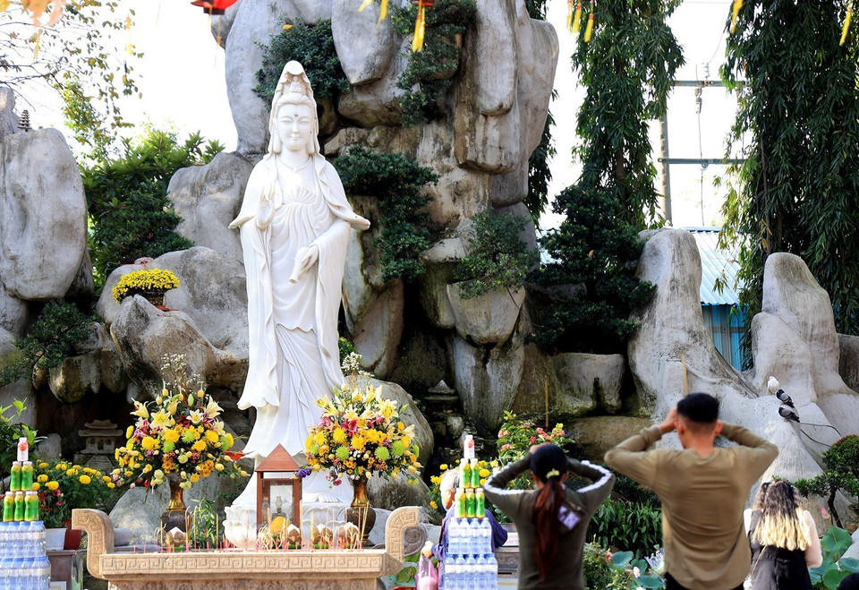 胡志明市的各寺庙吸引游人香客纷至沓来。图自 越通社