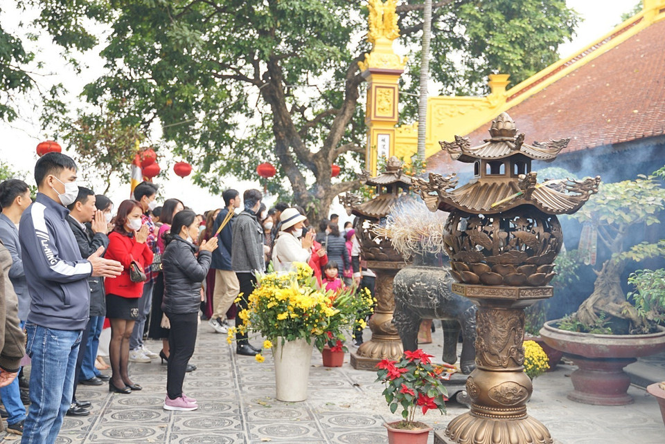 新春伊始的河内市镇国寺，游客接踵而至，寺庙内香火不断。图自 越通社