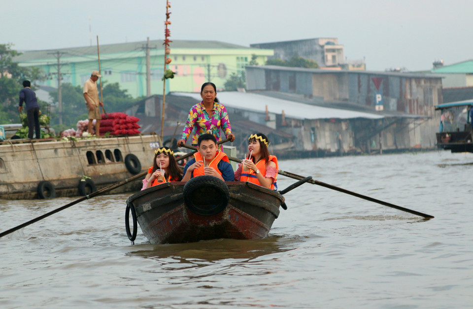 芹苴市2019己亥年春节吸引游客多达78.52万人次，同比增长13%，旅游业收入达到849.2亿越盾，同比增长12%。图为游客们参观芹苴市丐冷水上市场。图自互联网