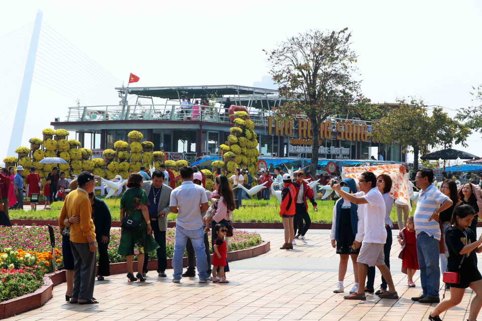 春节期间大量游客前来岘港市观光旅游。图自越通社