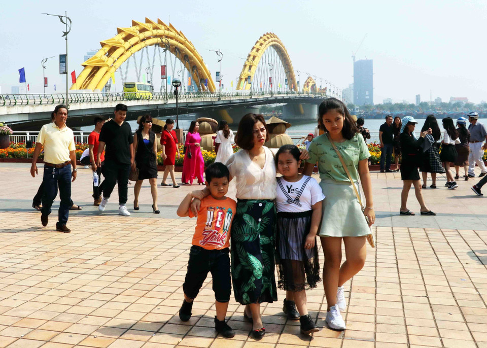 在2019年己亥年新春佳节期间，岘港市各旅游景点游客到访量达22.6万人次，同比增长近33%。图自越通社