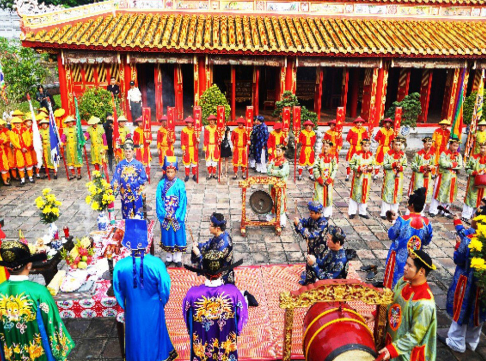 再现宫廷礼仪、游戏等活动备受游客关注。图自越通社