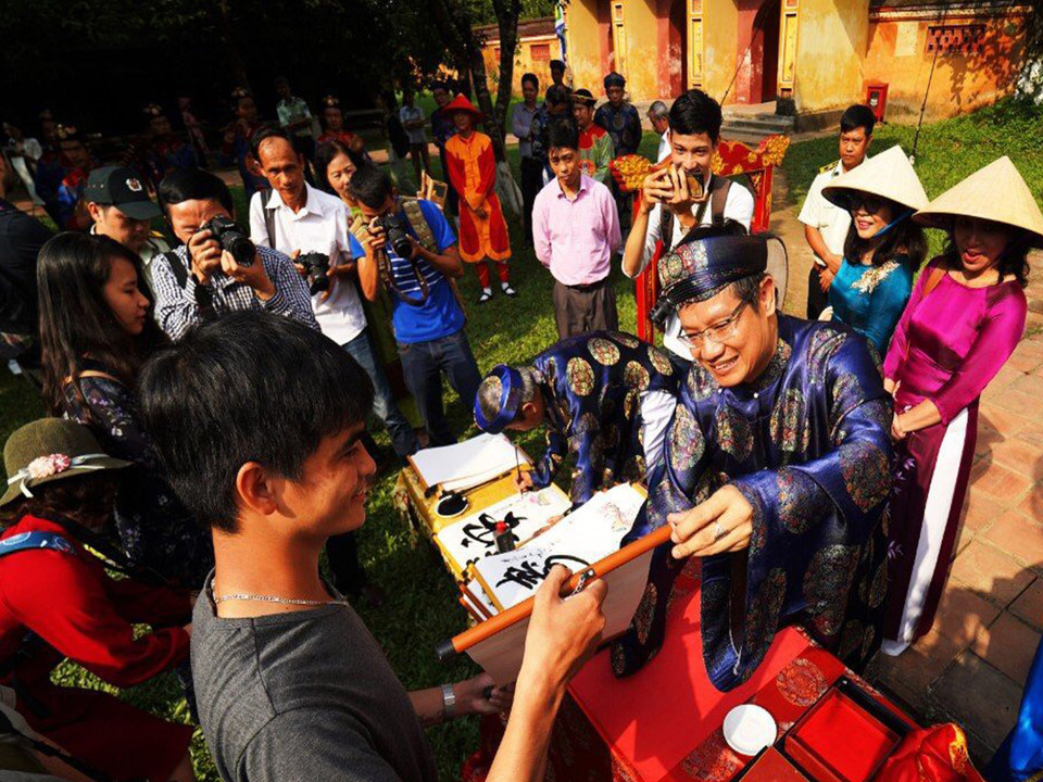 再现宫廷礼仪、游戏等活动备受游客关注。图自越通社