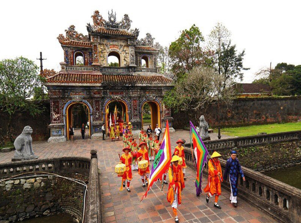 再现宫廷礼仪、游戏等活动备受游客关注。图自越通社