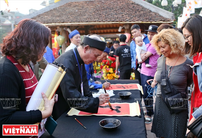 游客在2019己亥春节书法节求字。图自越南画报