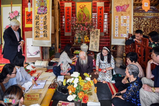 在2019年己亥年新春佳节期间，河内市共接待游客量超过51万人次，同比增长10.3%。图为众多游客们到文庙-国子监求字。图自互联网