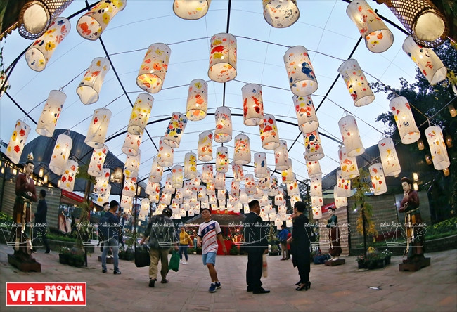 文庙国子监文湖区域张灯结彩。图自越南画报