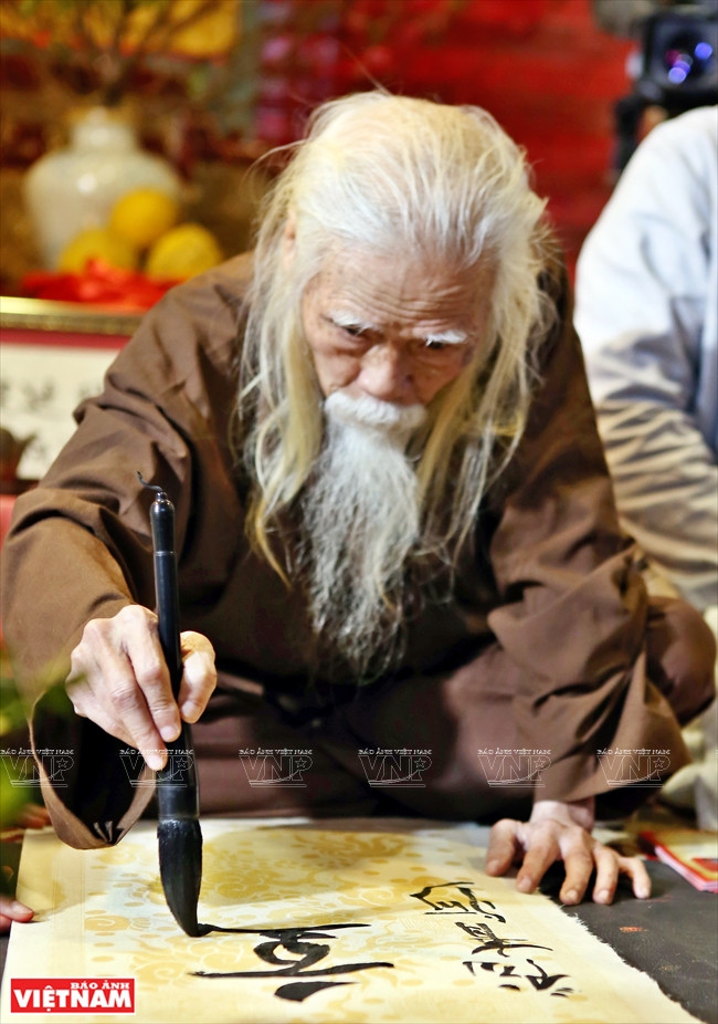 著名书法家弓亥略展露才华。图自越南画报