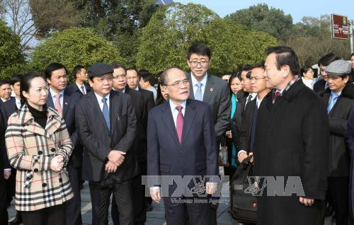  阮生雄主席一行参观毛泽东同志纪念馆。（图片来源：越通社）