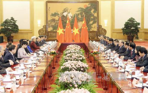  越南国会主席阮生雄与中国全国人大常委会委员长张德江举行会谈。