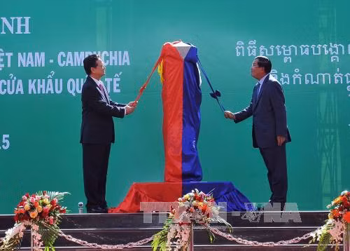 越柬陆地边界第 30 号界碑和连接越南嘉莱省丽清—柬埔寨腊塔纳基里省奥亚道国际口岸检查站的道路落成典礼 12 月 26 日在越南嘉莱省德基县亚南乡（ Ia Nan ）举行。（图片来源：越通社）