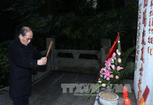  阮生雄主席来到范鸿泰烈士之墓敬香敬献花圈。（图片来源：越通社）