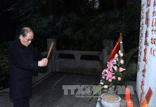  阮生雄主席来到范鸿泰烈士之墓敬香敬献花圈。（图片来源：越通社）