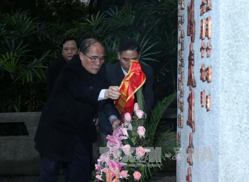  阮生雄主席来到范鸿泰烈士之墓敬香敬献花圈。（图片来源：越通社）