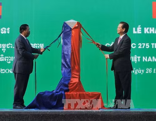  越南总理阮晋勇和柬埔寨首相洪森共同出席越柬陆地边界第 30 号界碑落成典礼。（图片来源：越通社）