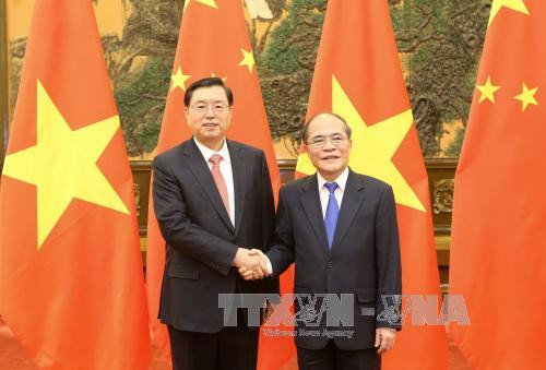  12月24日，中国全国人大常委会委员长张德江在人民大会堂举行隆重仪式，欢迎阮生雄主席一行访华。