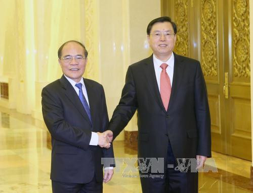  12月24日，中国全国人大常委会委员长张德江在人民大会堂举行隆重仪式，欢迎阮生雄主席一行访华。