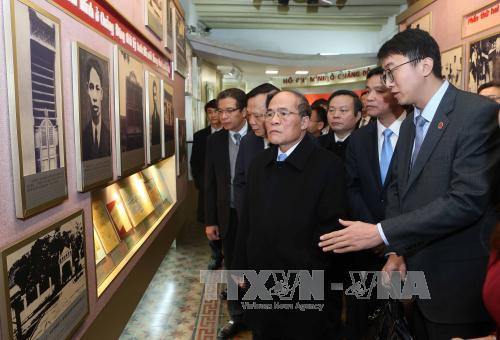 越南国会主席阮生雄一行参观了位于广州市的越南青年革命同志会旧址。（图片来源：越通社）