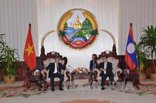  12 月 25 日，越共中央委员、司法部部长何雄强在首都万象会见了老挝政府总理 通辛·坦马冯 。（图片来源：越通社）