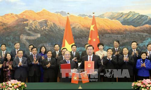  阮生雄与张德江共同签署了《中华人民共和国全国人民代表大会和越南社会主义共和国国会合作协议》。