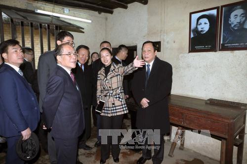  阮生雄主席一行参观毛泽东同志纪念馆。（图片来源：越通社）