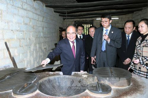  阮生雄主席一行参观毛泽东同志纪念馆。（图片来源：越通社）