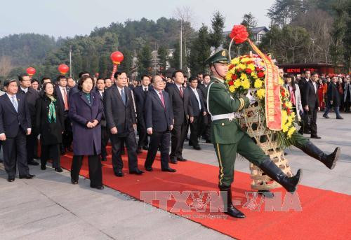  当天下午，阮生雄主席一行已拜谒韶山毛泽东主席纪念园，向毛泽东主席敬献花圈。（图片来源：越通社）