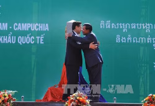 越南总理阮晋勇和柬埔寨首相洪森共同出席越柬陆地边界第 30 号界碑落成典礼。（图片来源：越通社）